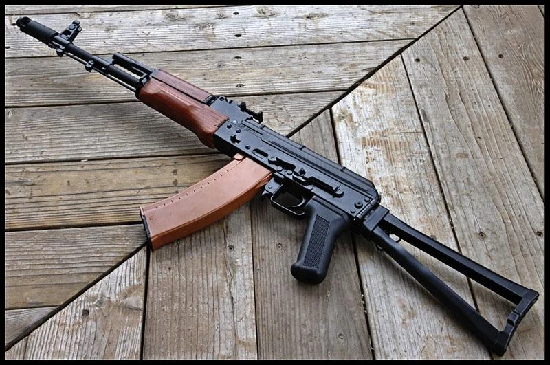 AKS-74系ライフル、三角形の折り畳みストックを展開した状態