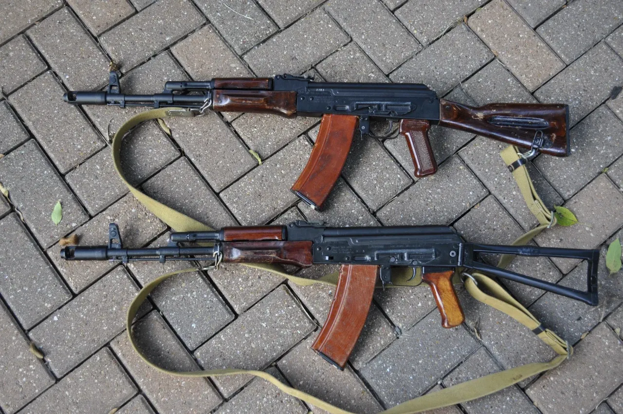 AKS-74系ライフル2丁を並べた写真