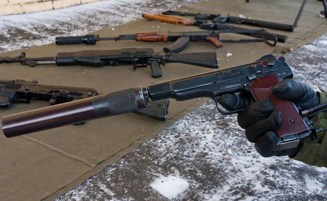 サプレッサーを付けた実銃のステーチキンAPB