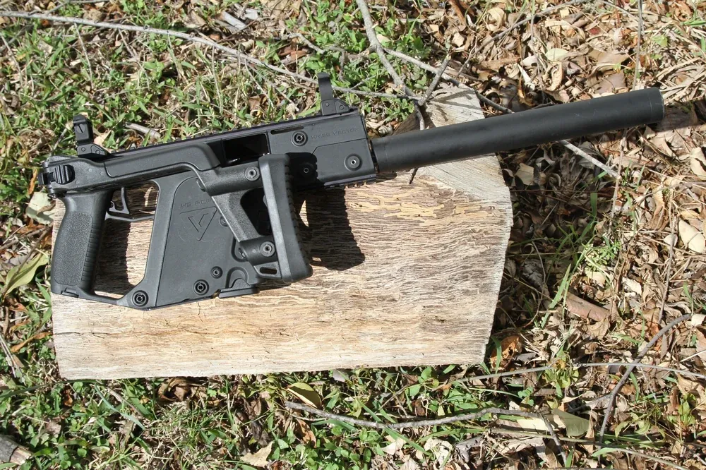 実銃KRISS Vector(サプレッサー装着)