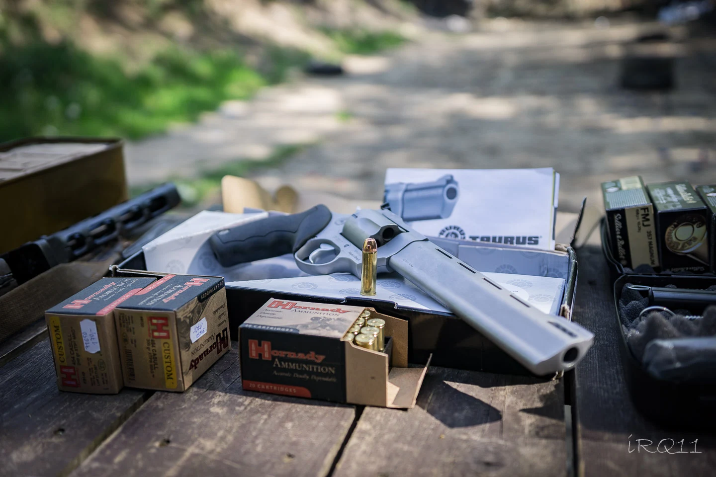 実銃のTaurus Raging Bull、太い銃身シュラウド
