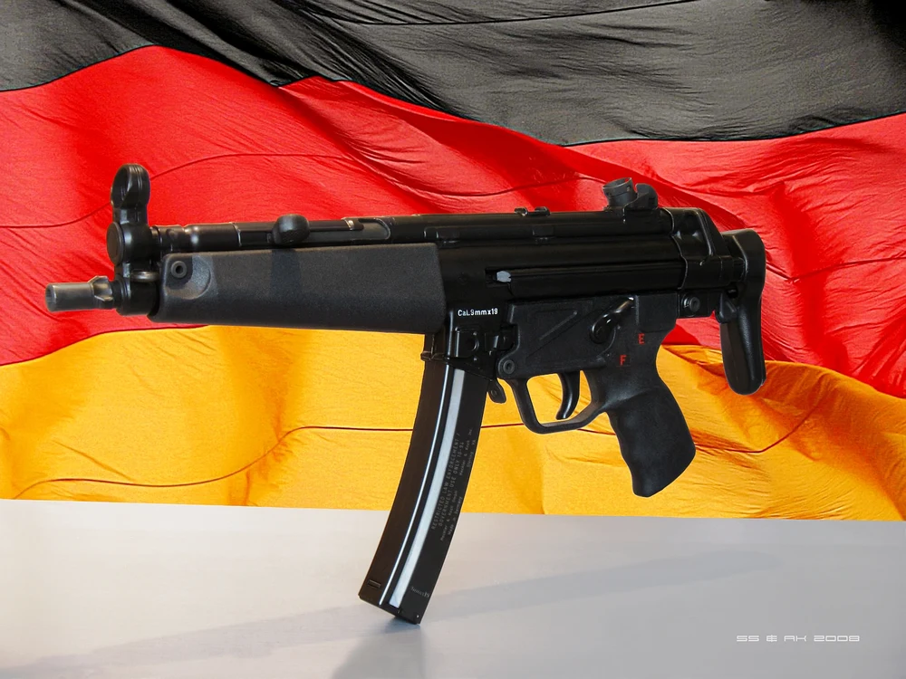 実銃HK MP5A3の写真（現行の湾曲マガジン・右排莢モデル）