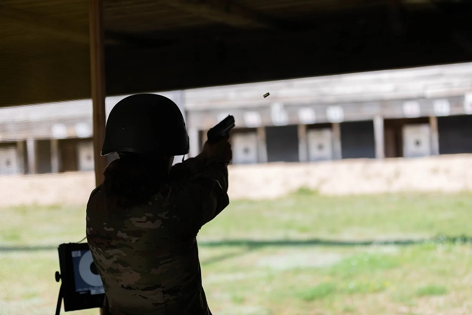 H&K USPを撃つ米陸軍予備役の将校
