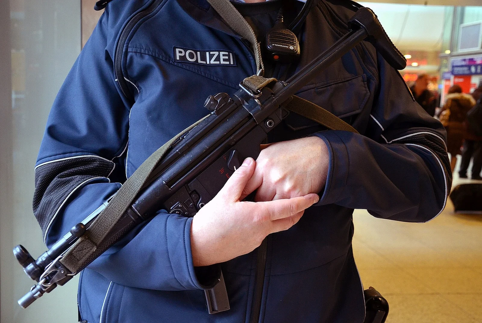 MP5を持って駅を警備するドイツ連邦警察の警官