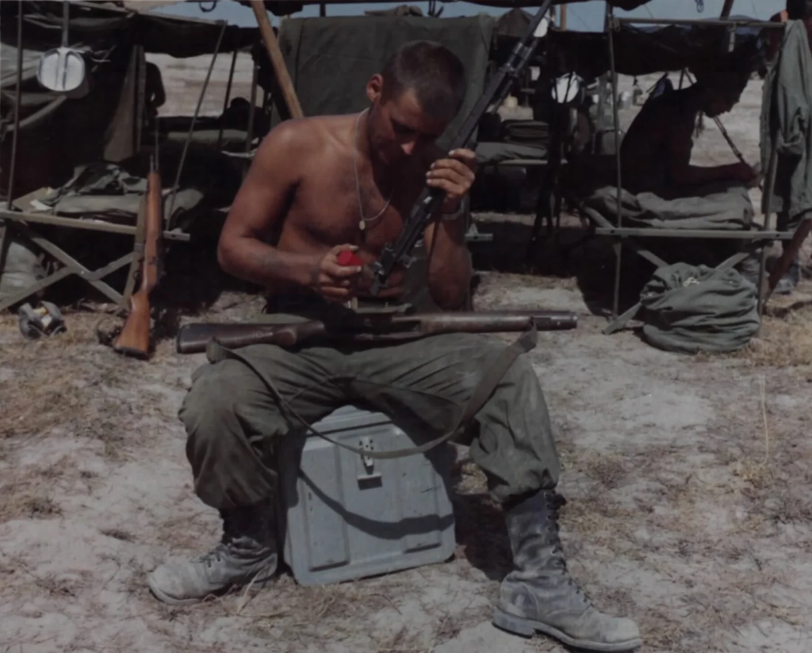 ベトナム戦争中、M14を手入れする米兵（1966年）