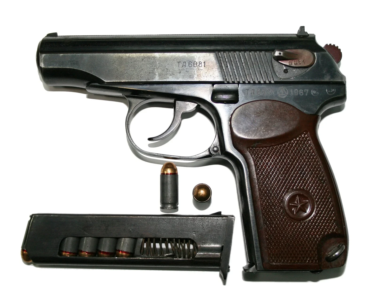 実銃のマカロフPMと9×18mm弾