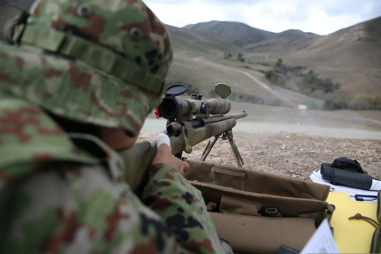 M24狙撃銃を撃つ陸上自衛隊の隊員