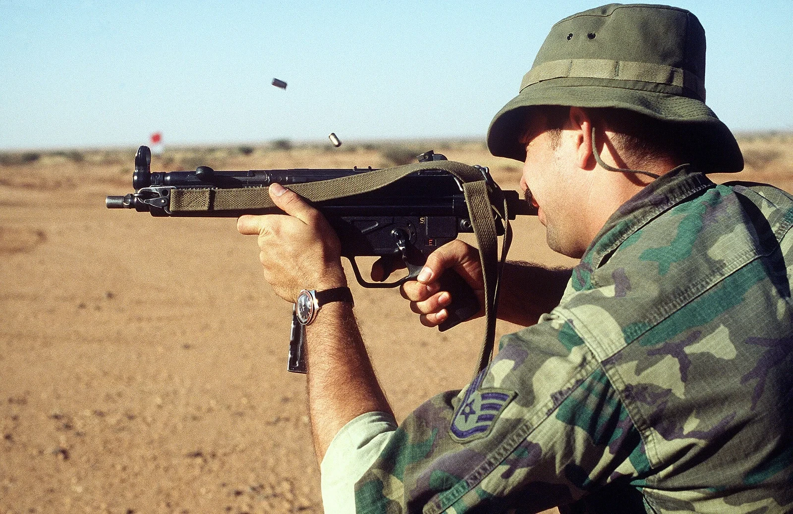 MP5を射撃するアメリカ空軍の兵士