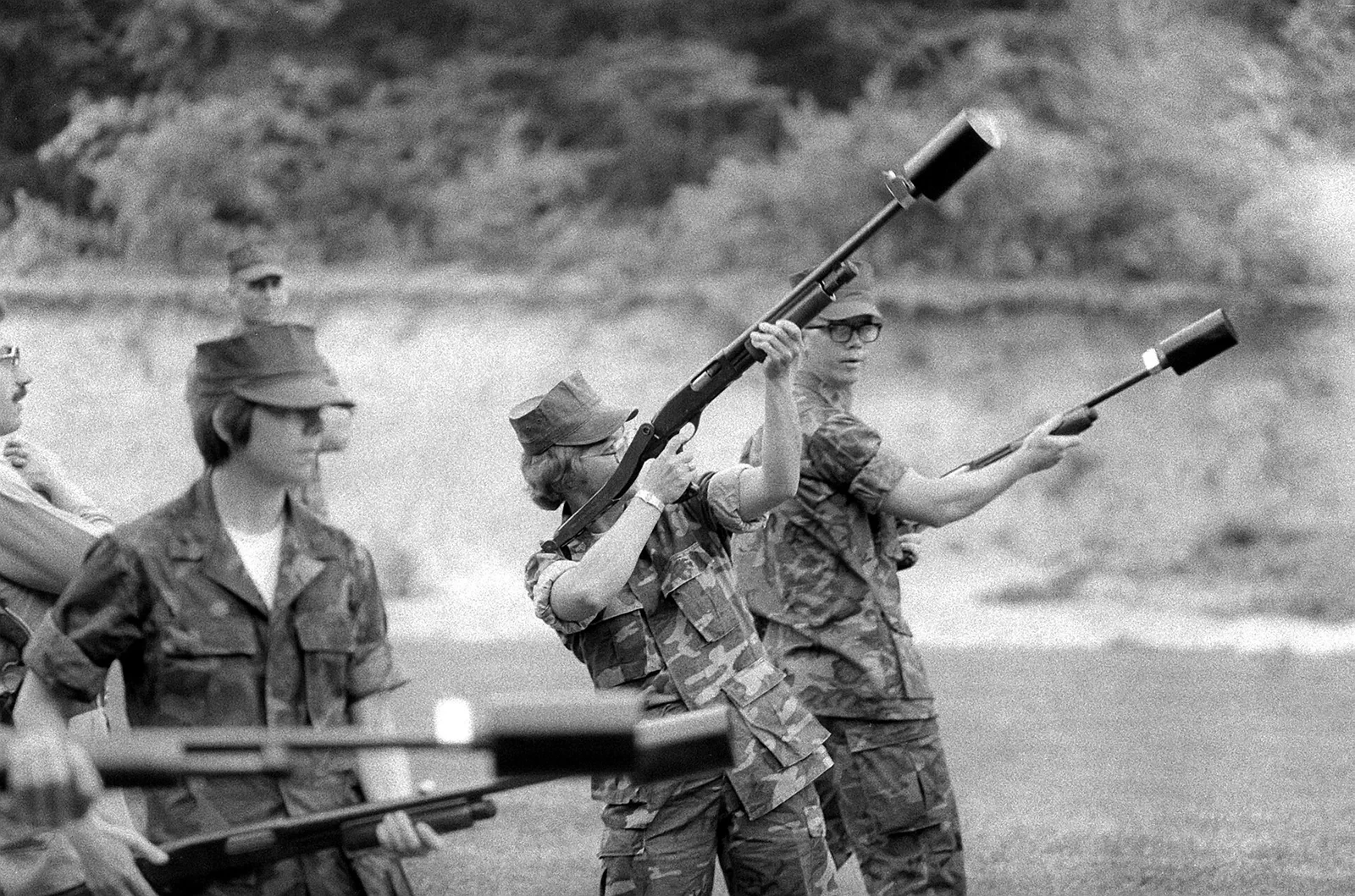 暴動鎮圧用の弾を付けたレミントンM870を撃つ米海兵隊員(1979年)