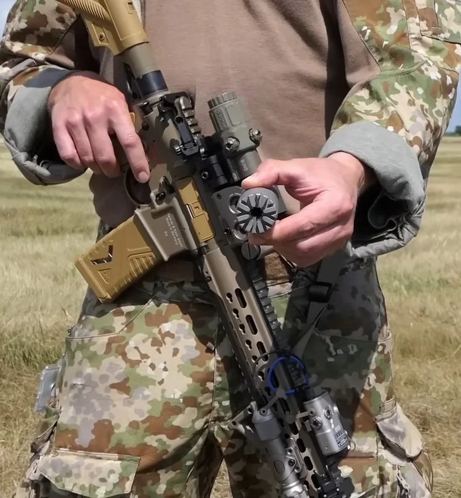 G95Kとサプレッサーを手にしたドイツ軍の兵士