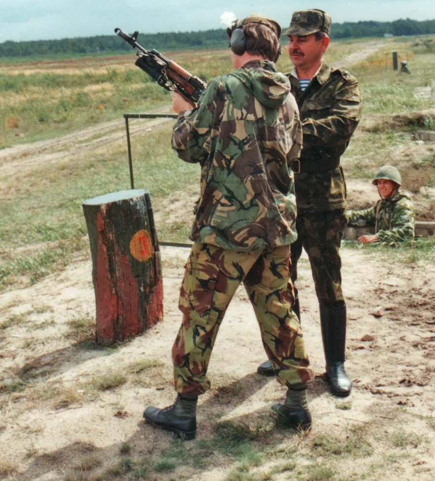 AK-74に付けたGP-25グレネードランチャー(1992年、在独ソ連軍の射撃場)