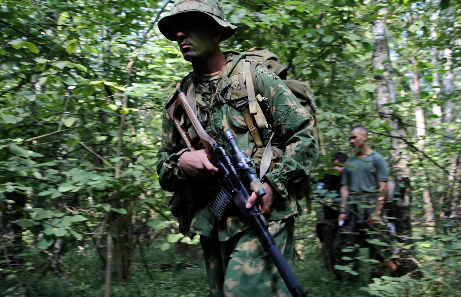 VSSを持つロシア内務省軍の兵士