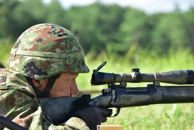 M24で狙いを付ける陸上自衛隊の隊員