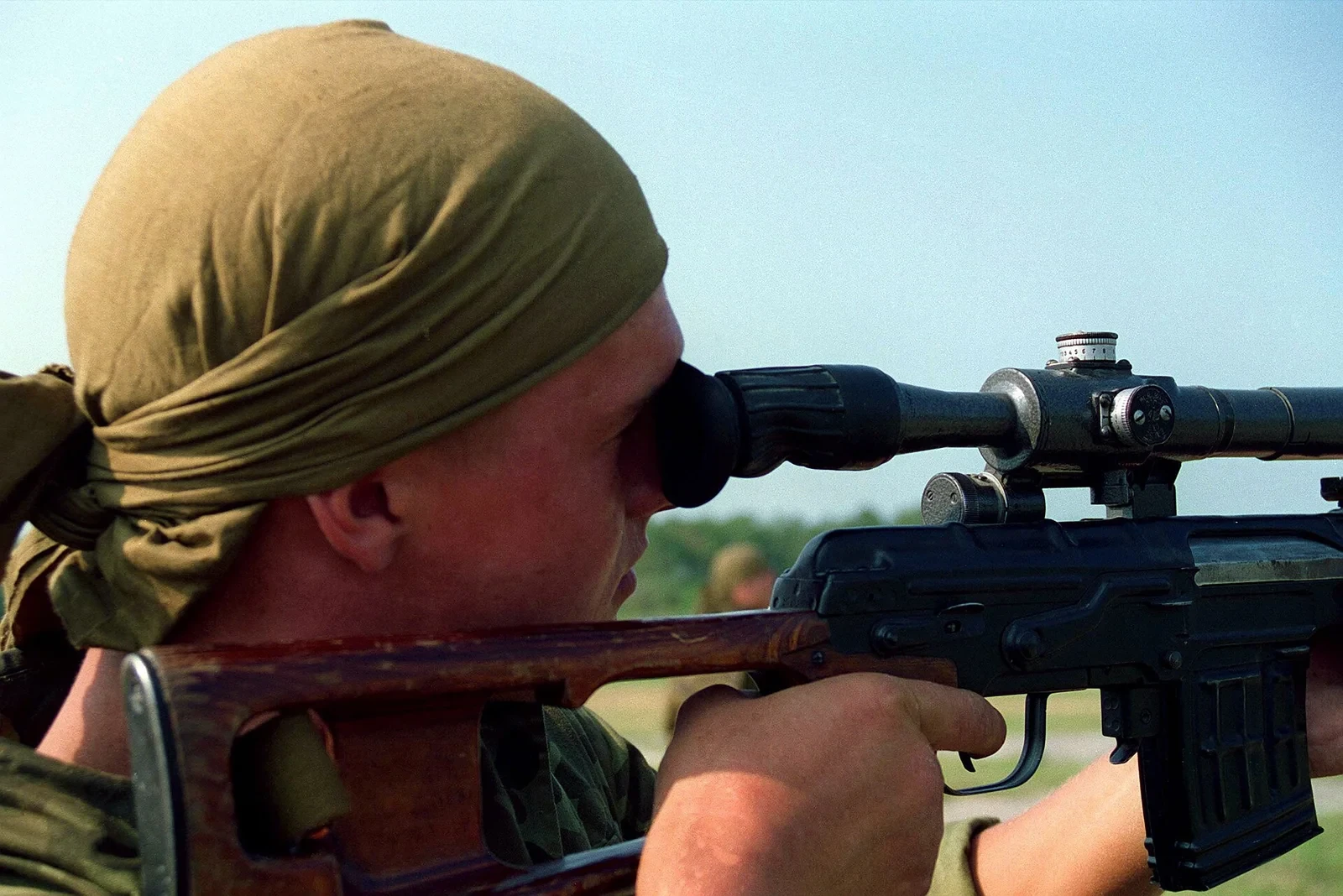 SVDのPSO-1をのぞくカザフスタンの兵士（1996年）