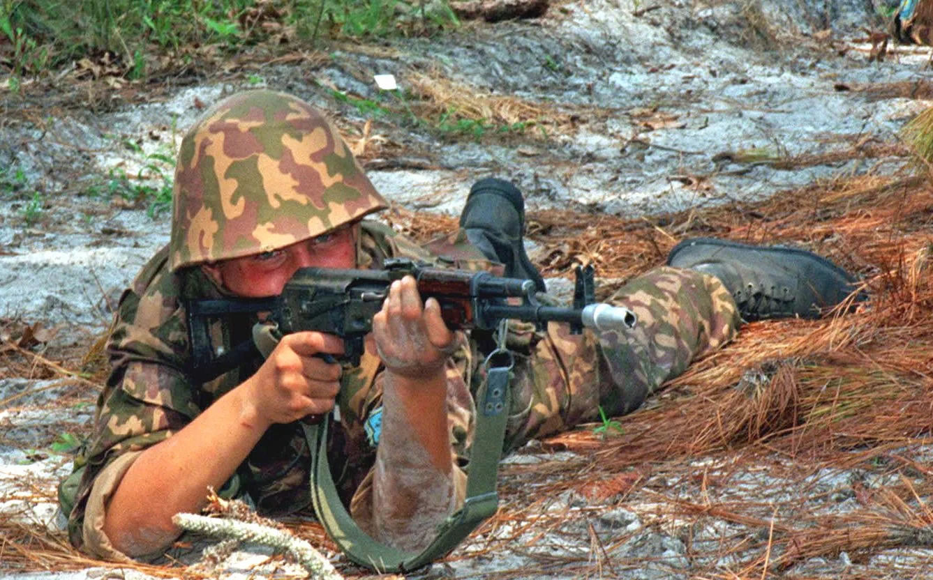 AKS-74で伏せ撃ちするカザフスタンの兵士(1996年)