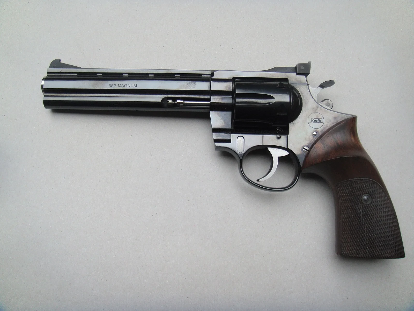 実銃のKorth .357マグナム