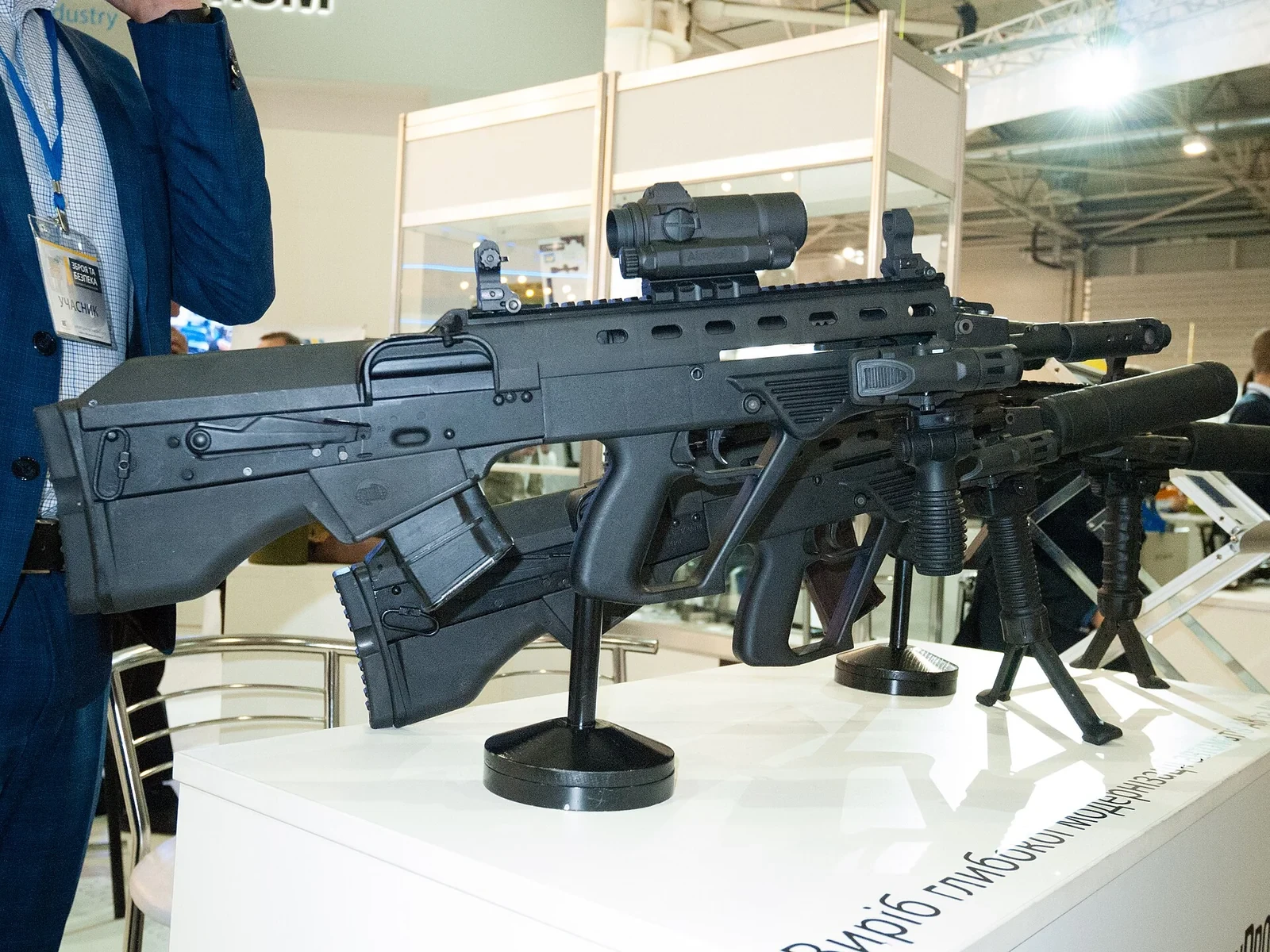 光学照準器とフォアグリップを付けた実銃のMalyuk