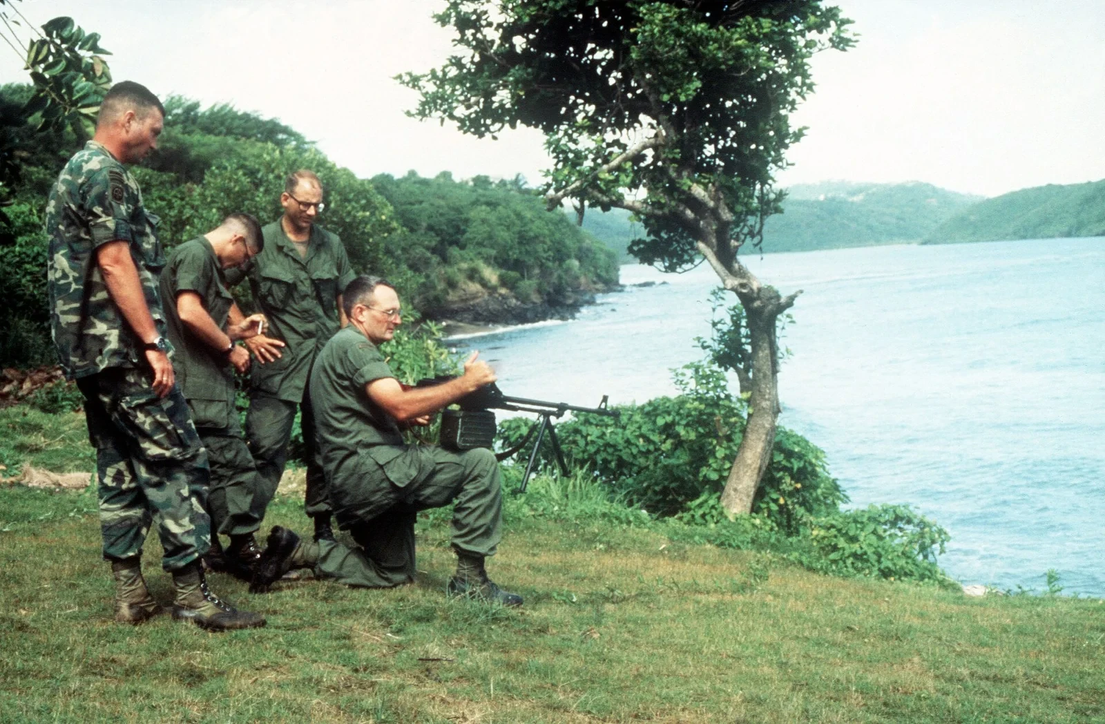 押収したPKMを試す米陸軍第82空挺師団の兵士（1983年）