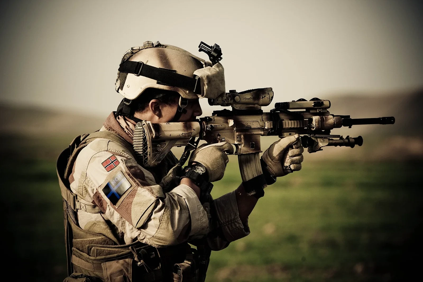 HK416を持ってアフガニスタンのファーリヤーブ州で任務につくノルウェー軍の兵士