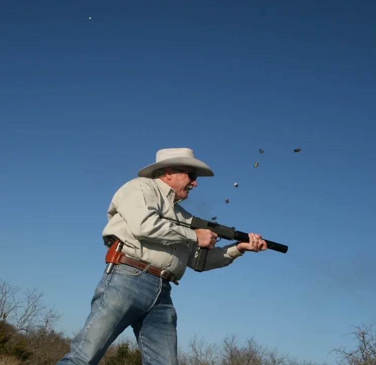 MAC-10を連射する保安官