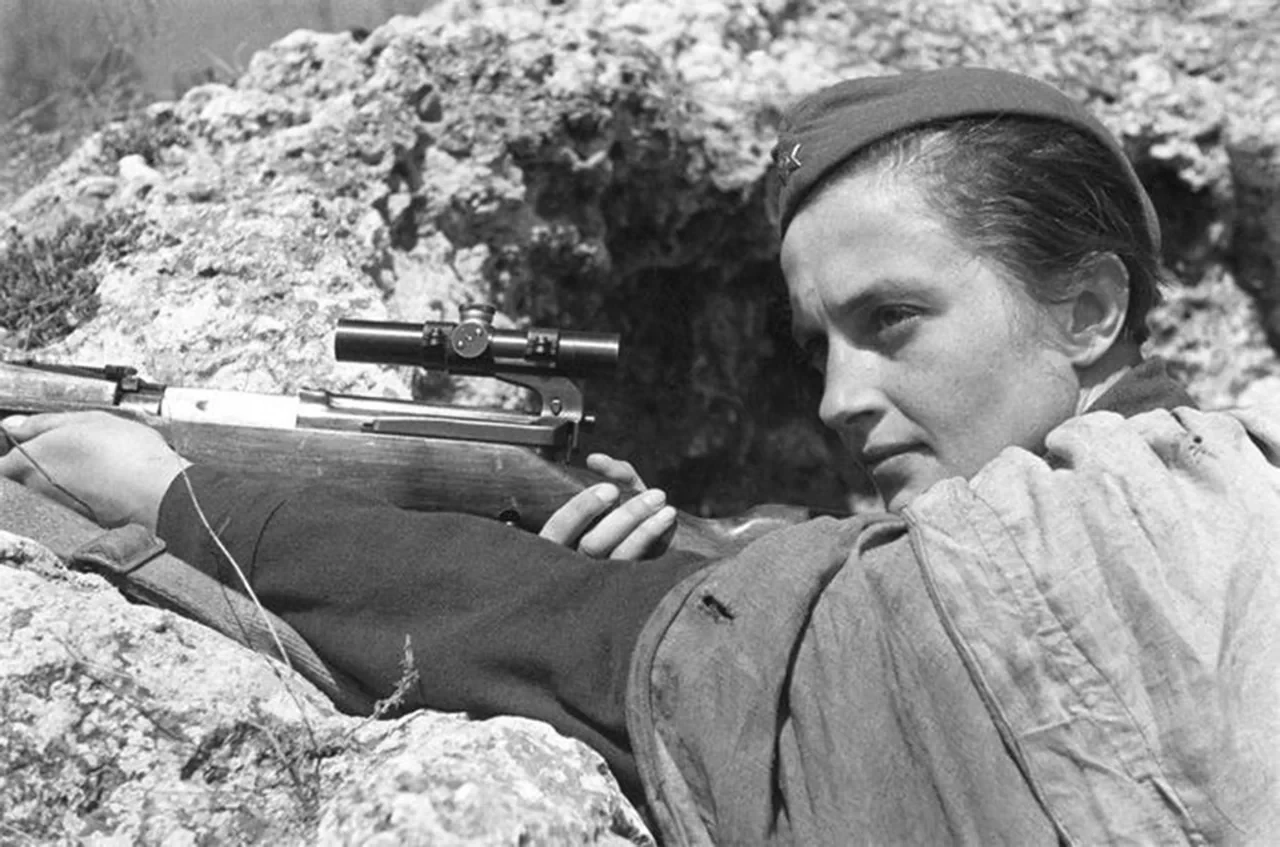 塹壕で銃を構えるソ連の狙撃兵リュドミラ・パヴリチェンコ(1942年)
