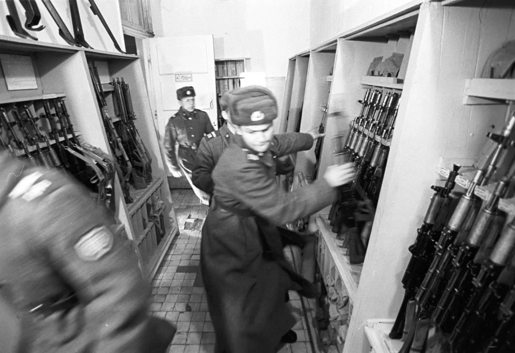 警報で銃を取る国境警備隊の兵士