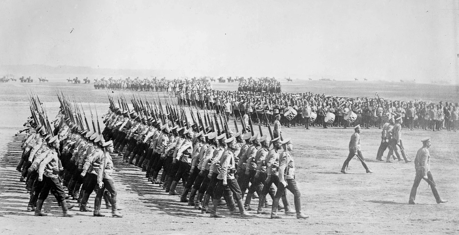 モシン・ナガンを担いで行進するロシア帝国の歩兵