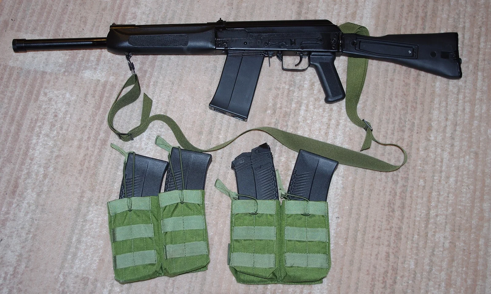 5発マガジンを付けたSaiga-12Kと、予備の8発マガジン