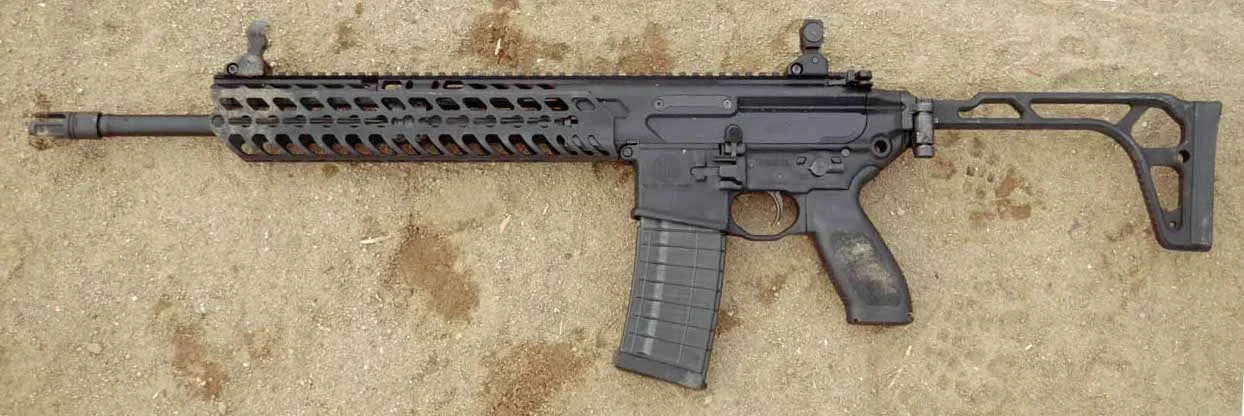 細い折りたたみストックを付けた実銃のSIG MCX