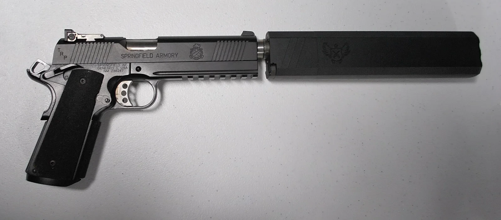 サプレッサーを付けた1911系拳銃