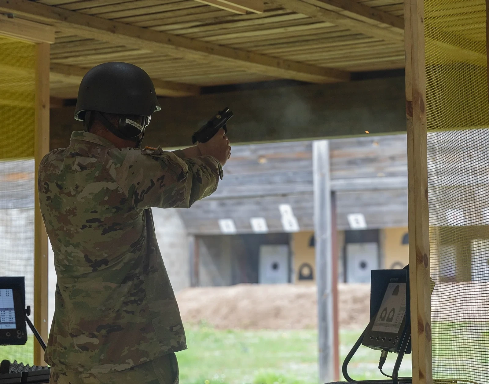 H&K USPを撃つ米陸軍予備役の下士官