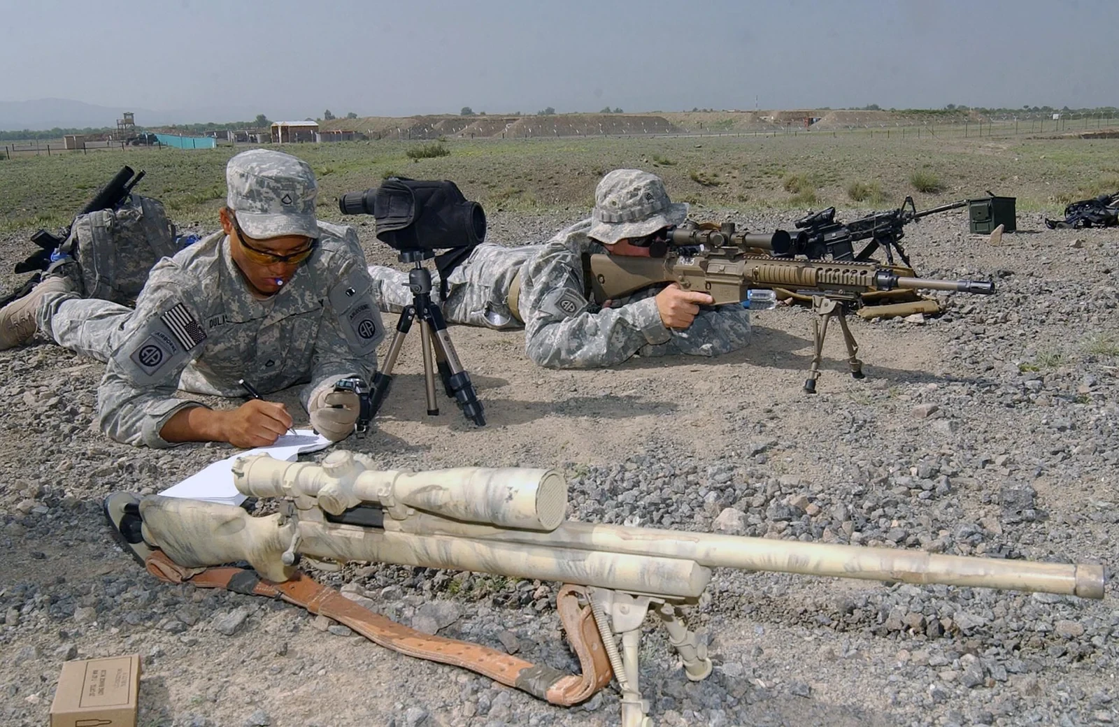 観測手と組んで射撃訓練をする米陸軍の狙撃手